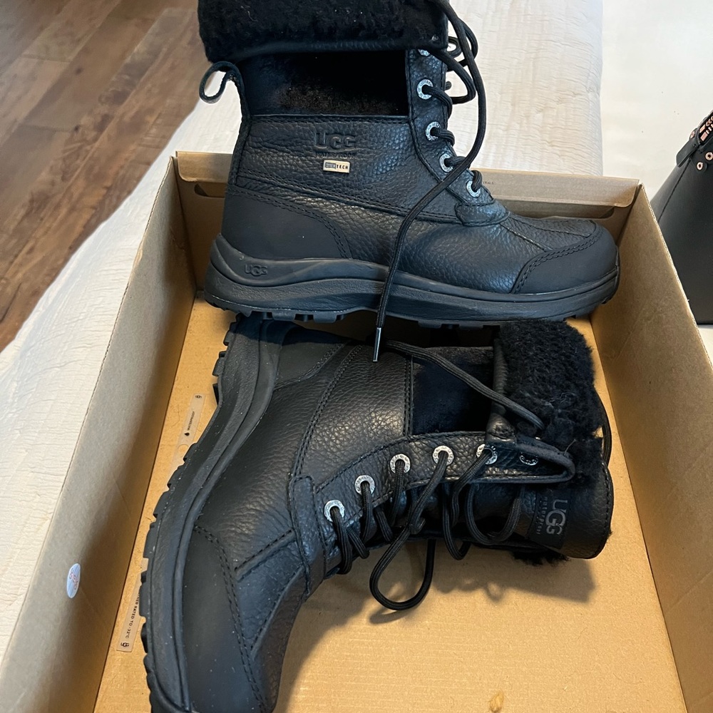 New in box Ugg Adirondack boot size 37.5